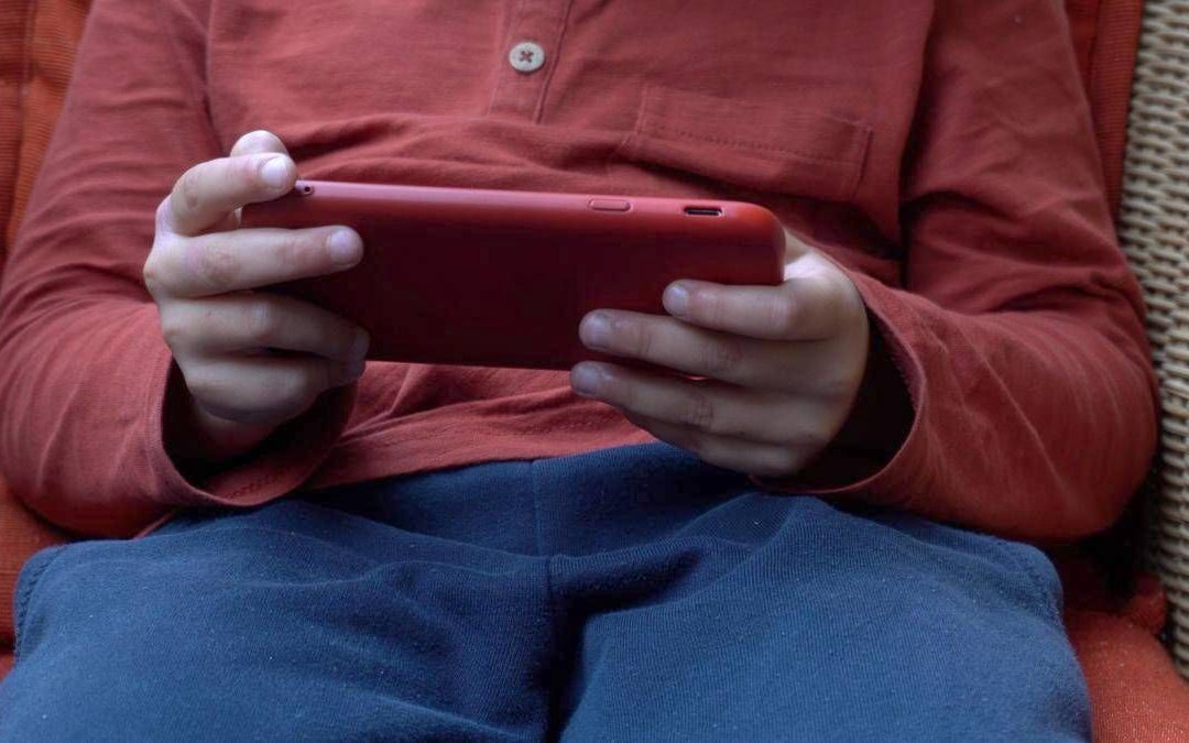 Bambini troppo digitali, l’allarme dei pediatri: quali sono i rischi per corpo e mente