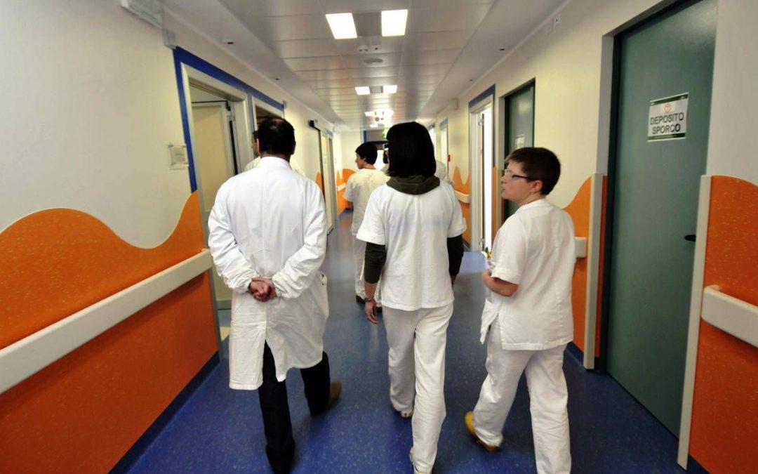 Contratto sanità, da infermieri ad amministrativi fino a 172 euro in più e settimana a 4 giorni volontaria