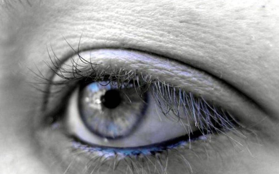 Occhio bionico contro cecità senile, l’84% torna a leggere con microchip e occhiali smart