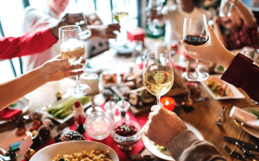 Come prepararsi alle abbuffate di Natale, 5 consigli per gestire ‘tour de force’ a tavola