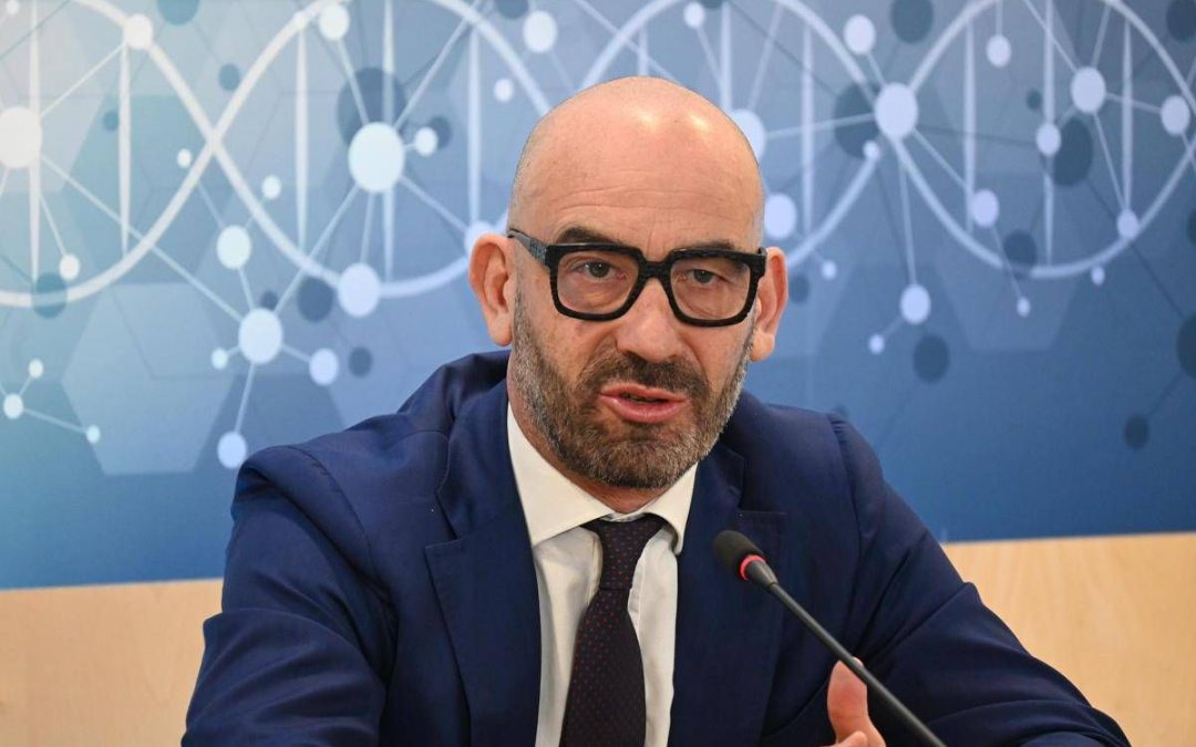 Influenza, Bassetti: “In ospedale 20enne con pericardite-miocardite, giovani vaccinatevi”