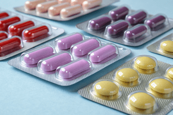 Carenza di antibiotici, lo studio: “Tra le cause aumento costi produzione e calo prezzi”