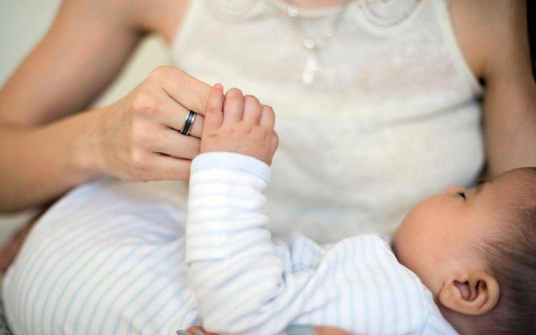 I dentini dei bebè? Spuntano prima se la mamma è stressata: lo studio
