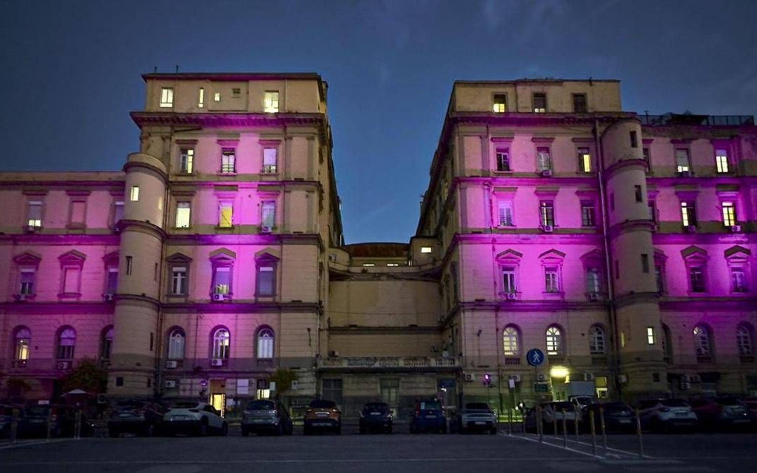 Tumori, nel mese della prevenzione femminile l’Università Vanvitelli si tinge di rosa
