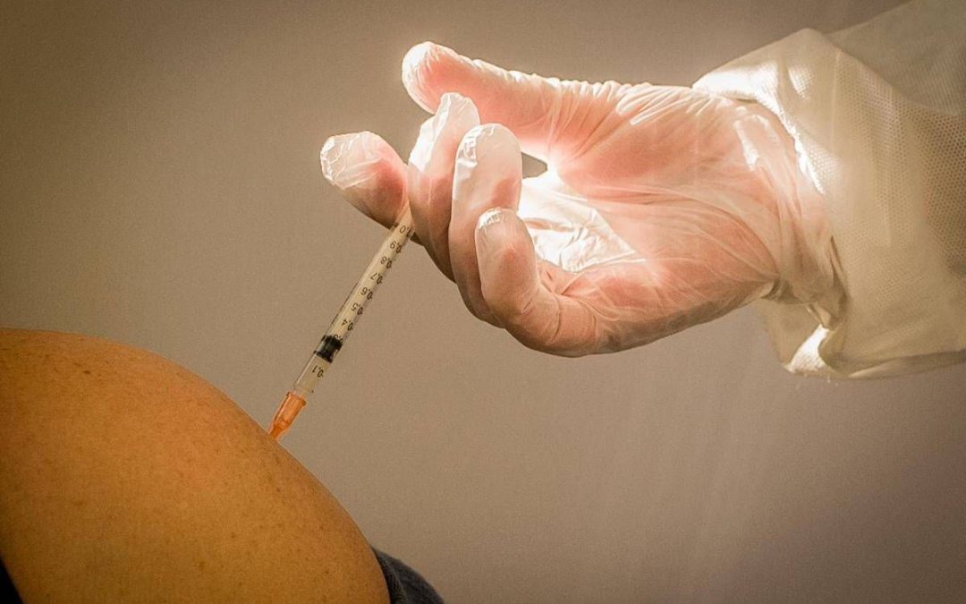 Vaccino russo contro il cancro sarà testato in Serbia, i dubbi degli esperti dopo il flop Sputnik