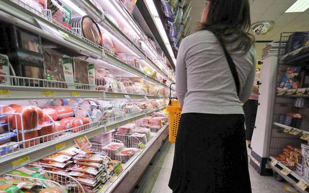 Alimentazione, nuovi anti obesità cambiano i consumi, giù spesa in ristoranti e supermarket