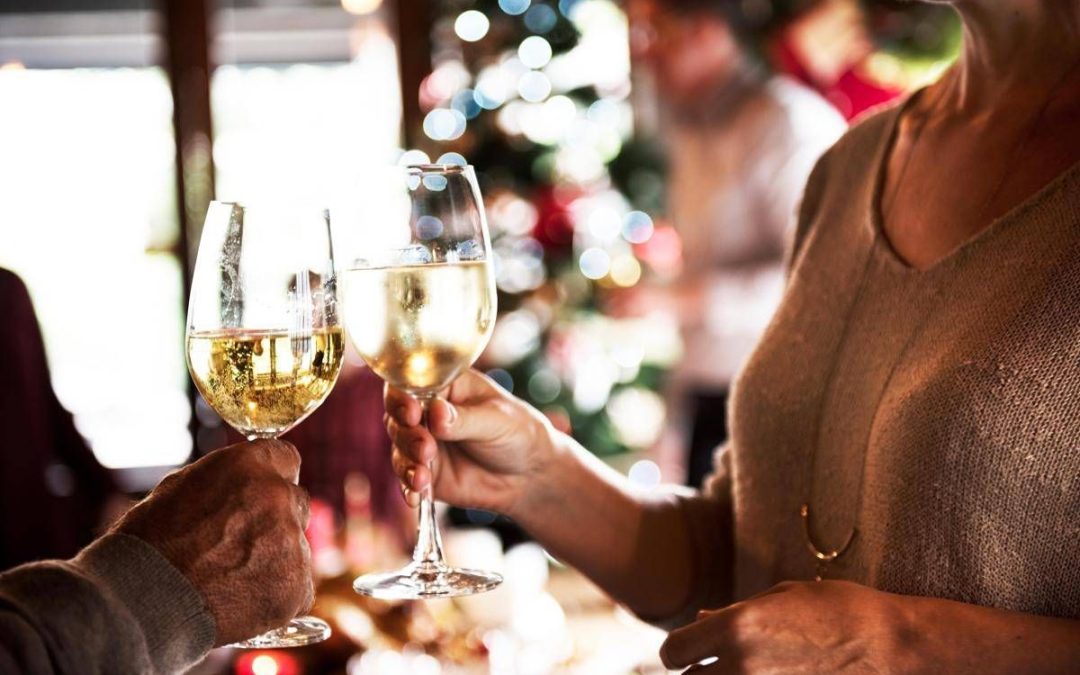 Da brindisi a dopocena, l’alcol minaccia il Natale: a rischio fegato e cervello