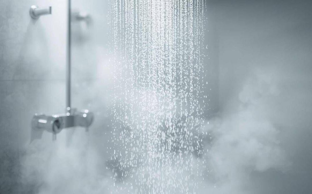 Meno docce dopo i 65 anni, la raccomandazione del dermatologo: “Ecco perché e cosa succede alla pelle”