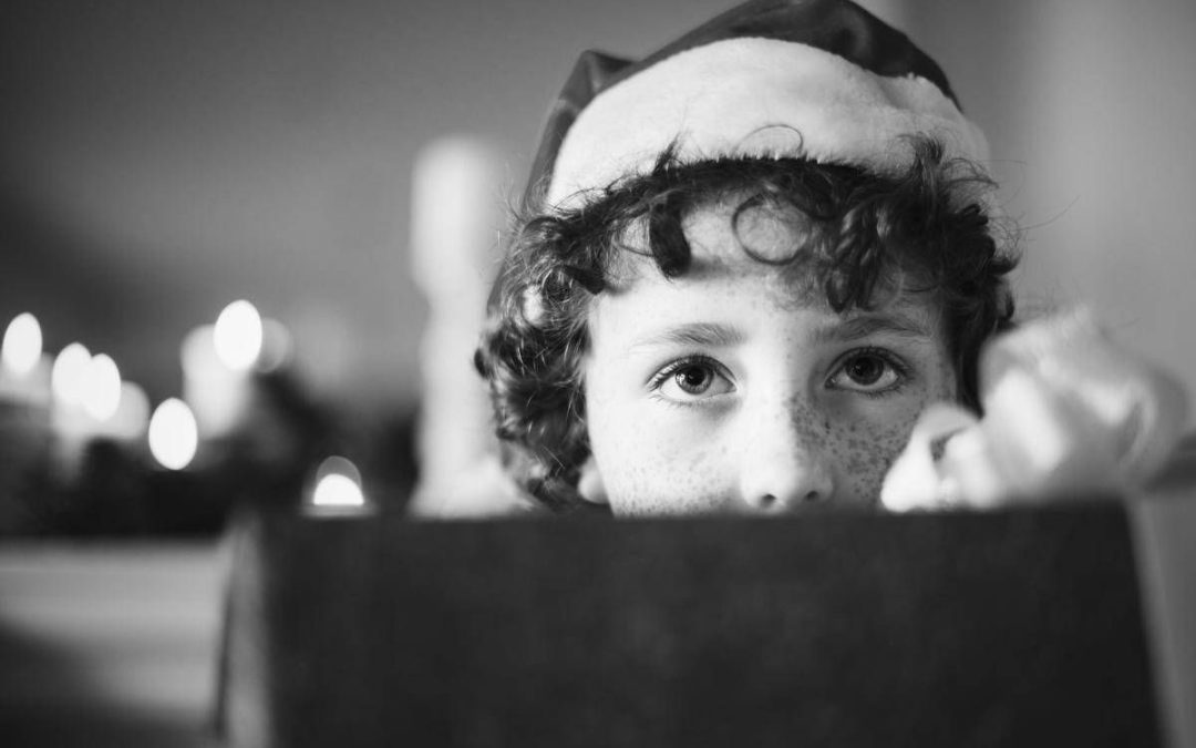 Natale, doni ai bimbi a mezzanotte? La pediatra: “Meglio scartarli il mattino dopo, ecco perché”