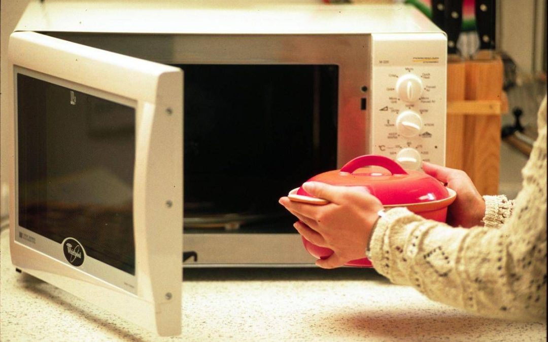 Forno a microonde fa male? Iss: “Non rende cibi meno sani”
