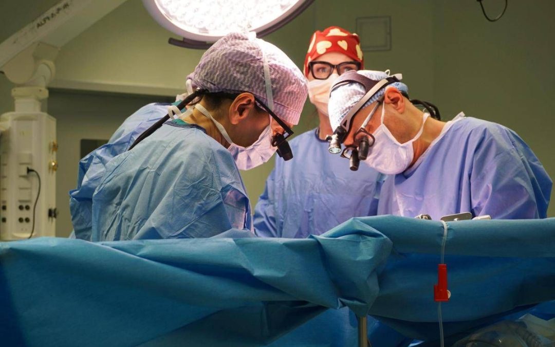 Trapianti, papà dona 2 organi alla figlia. L’ansia e poi la gioia: “Posso tenerla in braccio?”