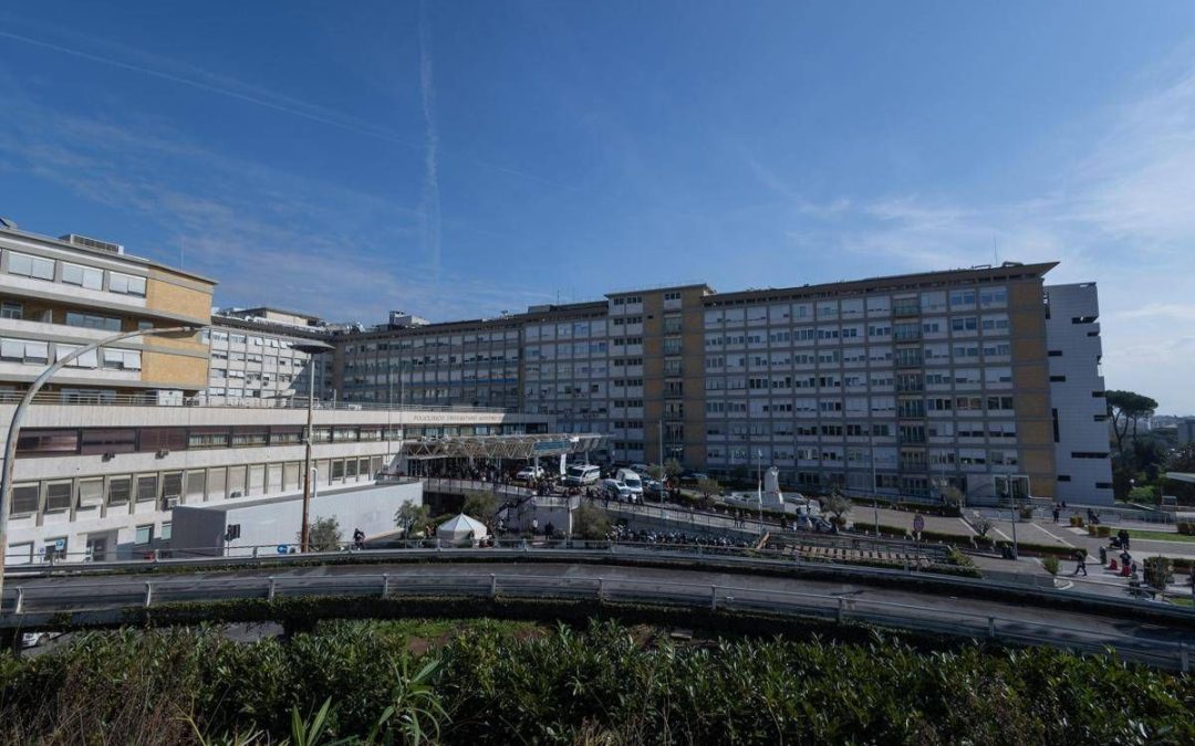 Tumore del pancreas, al Gemelli di Roma primo intervento al mondo con bio-colla radioattiva